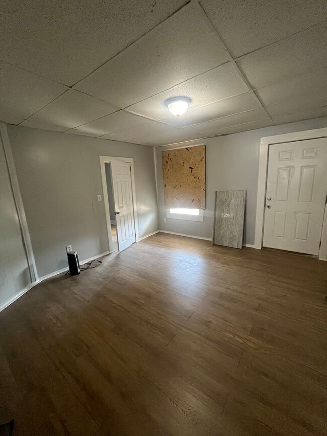 Building Photo - Newly renovated 2/1 in Portland!
