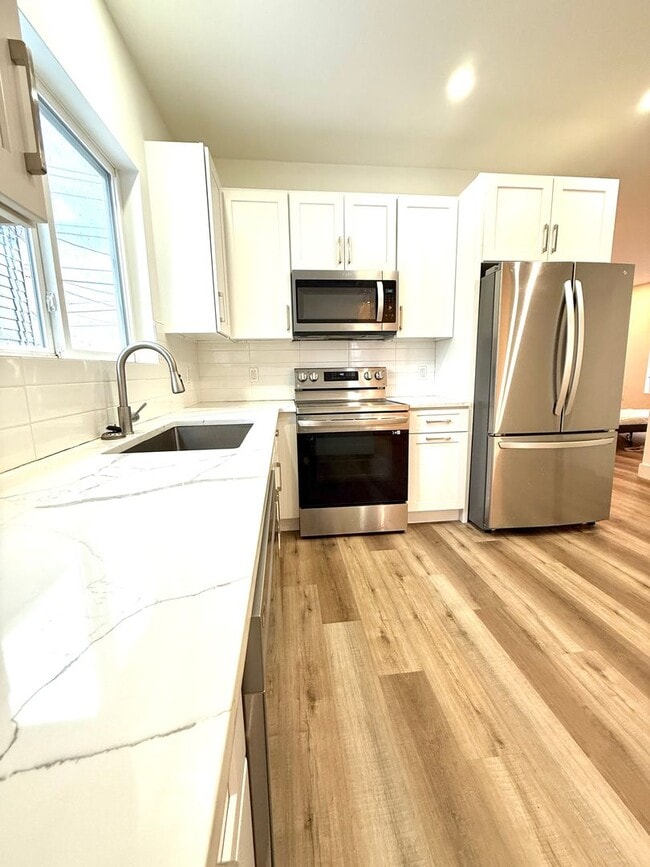 Building Photo - Large Fully Renovated 3Br-2 Full bath apartment!