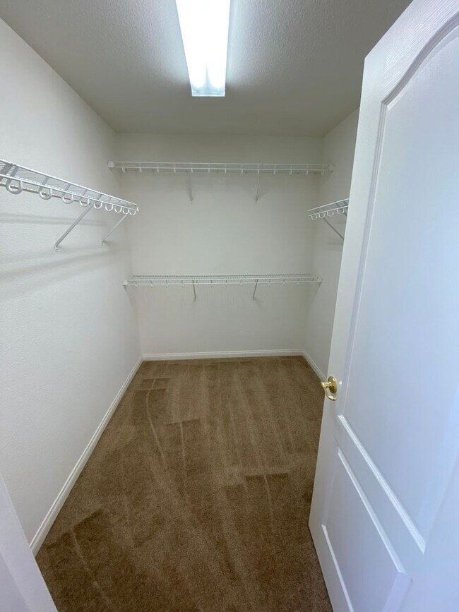 Building Photo - Wonderful 4 bed/2.5 bath home located in Summerlin