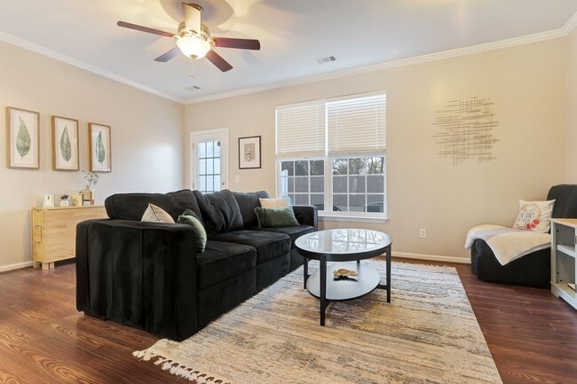 Building Photo - Charming 3 BD - 2.5 BA townhome located so...