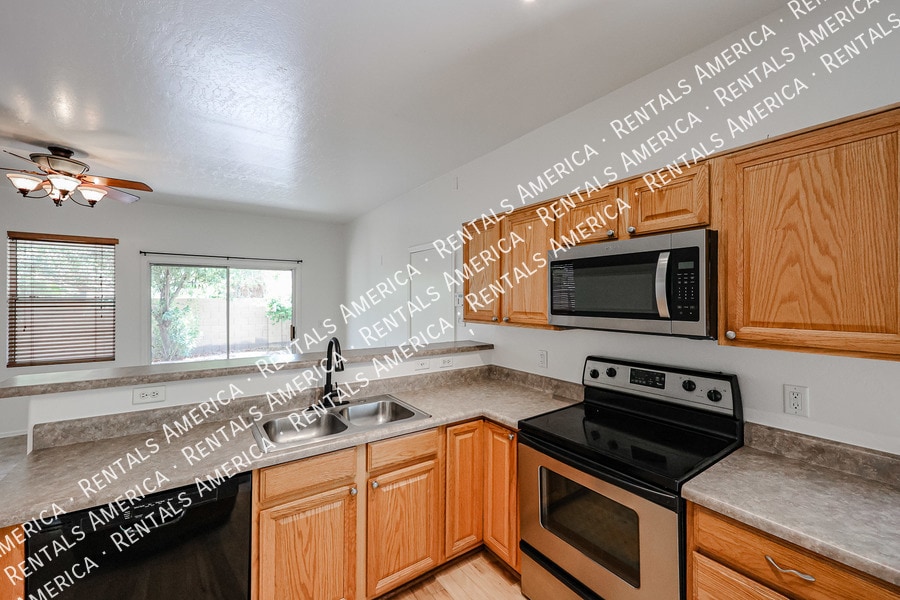 Building Photo - 1491 S Swallow Ln