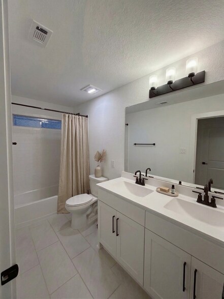 Building Photo - 733 Faith Bud Ln