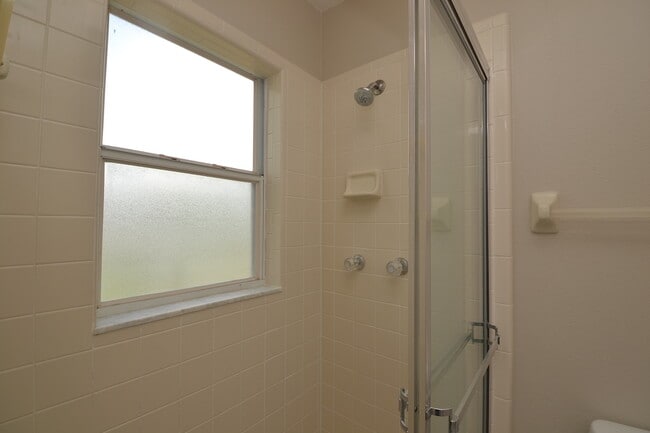 Building Photo - Beautiful 2/2.5 Winter Springs Townhome ~ Newer Paint & Flooring ~ End Unit with Pond View!