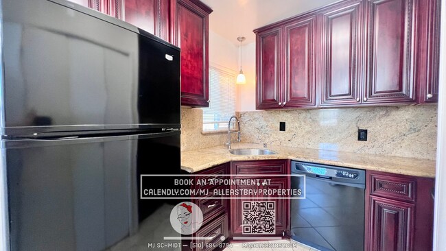 Building Photo - Beautiful 3 bedroom home with large backyard and garage