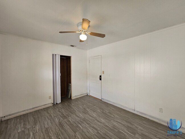 Building Photo - Spacious 3 Bedroom, 2 Bath home with a 2 CAR Carport near down St. Petersburg *Available Now*