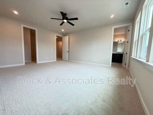 Building Photo - 216 Oak Summit Pl