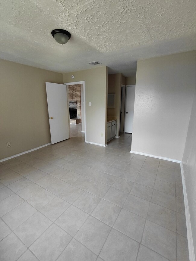 Building Photo - 16511 Parkridge Ct