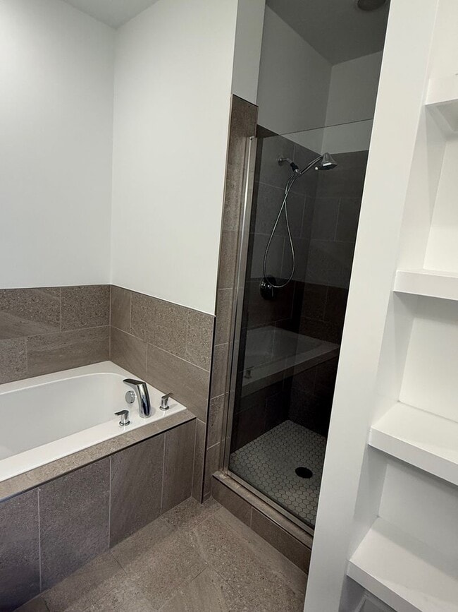 Building Photo - Beautiful townhome