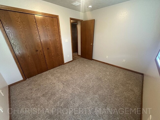Building Photo - Spacious & Convenient Walk-In Level Townhome in Brandon - 2 BD 1 BA unit!