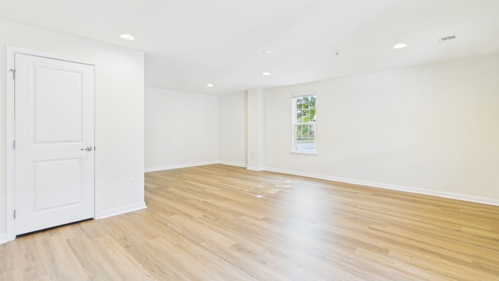 Building Photo - 5423 Saint Rita Dr
