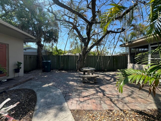 Building Photo - 1130 NE 3rd Ave