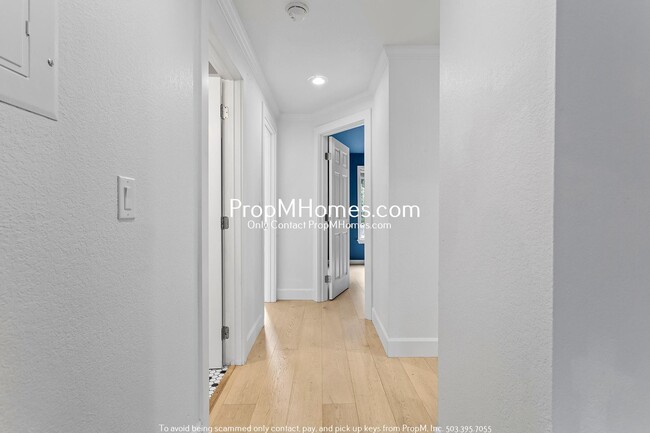 Building Photo - Beautifully Updated Condo in Multnomah Vil...