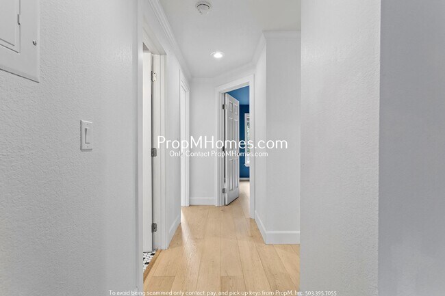 Building Photo - Beautifully Updated Condo in Multnomah Village - 3 Bedrooms!