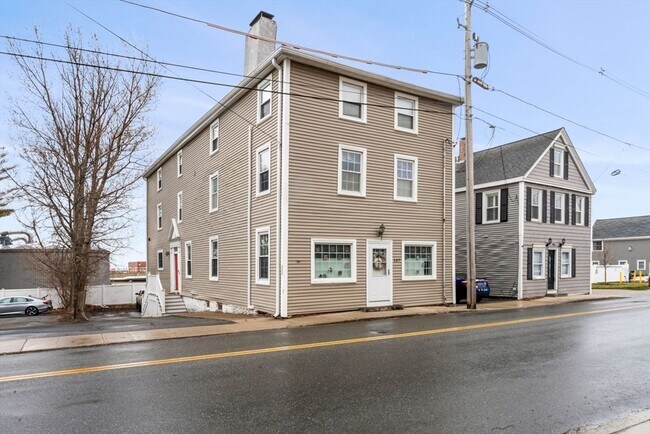 Primary Photo - 137 Water St