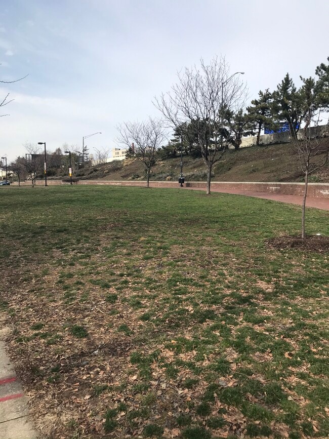 Building Photo - 308 York Ave