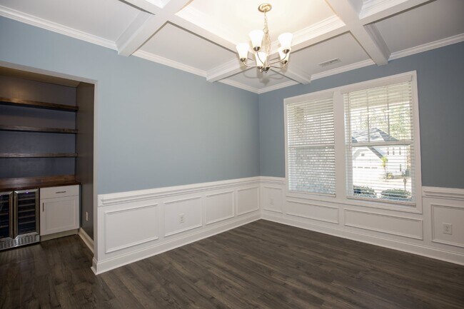 Building Photo - Charming 4 Bedroom Rental Home with Spacio...