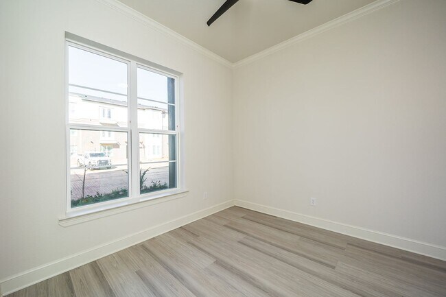 Building Photo - Exquisite 3-bedroom, 3.5-bath, 2-car garage townhome in downtown Tyler!