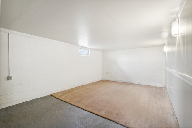 Building Photo - 1620 34th St NE