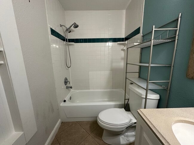 Building Photo - 461 SE Skipper Ln