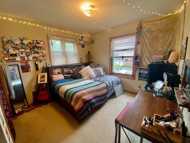 Building Photo - Gorgeous BIG 5BD/3BA House near the U of M...