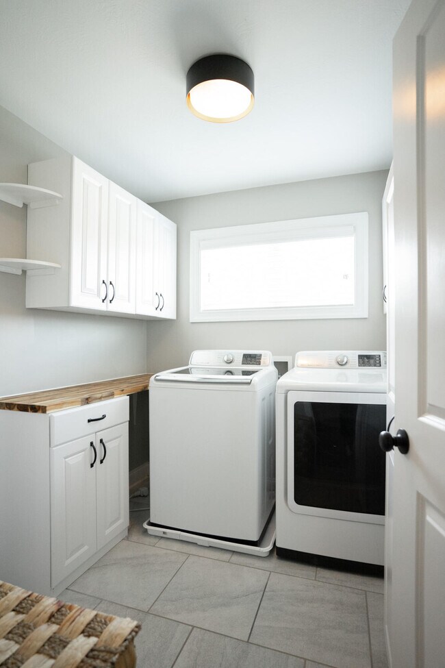 Building Photo - 657 Tree Top Trl