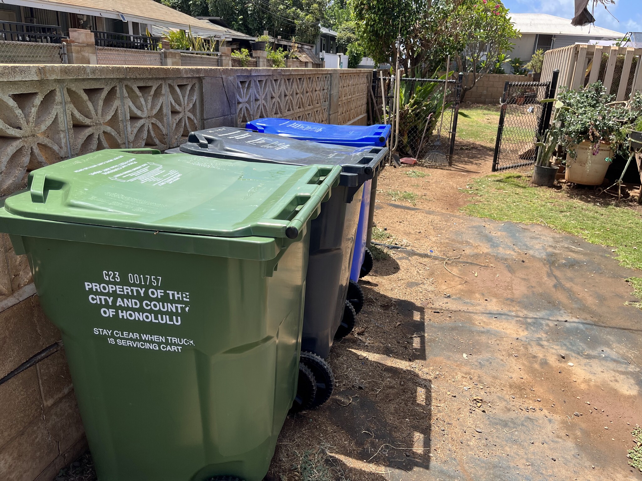 trash cans - 91-525 Hapalua St