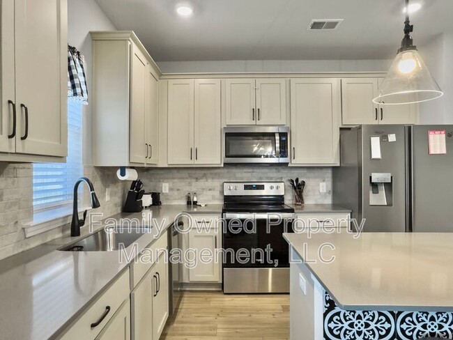 Building Photo - 709 McRoy St