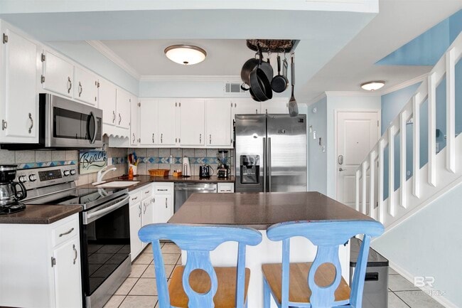 Building Photo - 554 E Beach Blvd