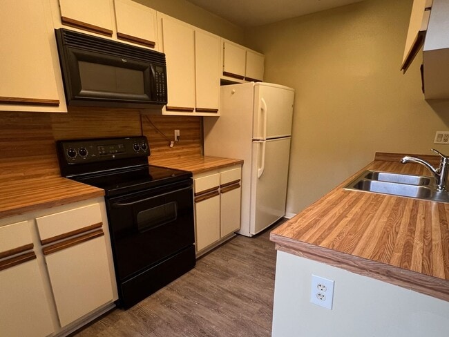 Building Photo - Two-Bedroom 2 story townhome- Prime location off Conroy near Millenia!!