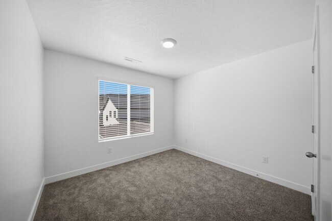 Building Photo - Extra Space, Extra Comfort! 5 Bedroom Home With Bonus Den in Long Valley!