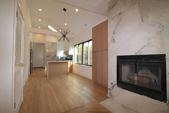 Building Photo - 933 N Ashland Ave