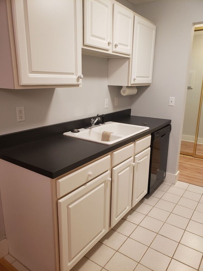 Building Photo - Comfortable 2-Bedroom Condo Near Lake Minnetonka – Private Deck & Resort-Style Amenities