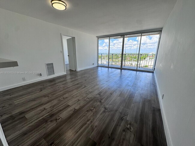 Building Photo - 7601 E Treasure Dr