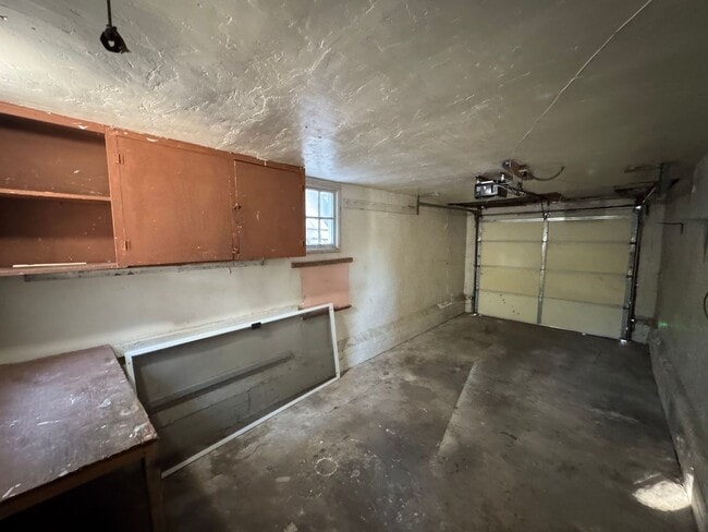 Building Photo - PRICE REDUCED! 4 Bedroom, 1.5 Bathroom House Available, Centrally Located! ¡Casa de 4 dormitorios...