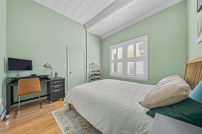 Building Photo - "Charming 1-Bed Furnished Apartment with Hardwood Floors in MA - Perfect Blend of Comfort and Sty...