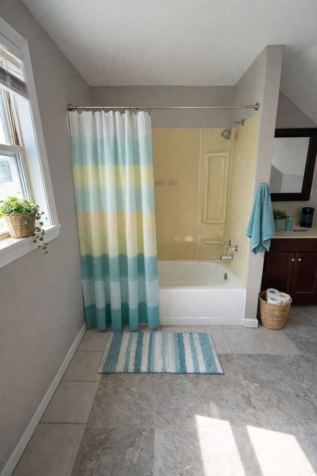 Building Photo - !! $500 OFF 2nds  MONTH'S RENT!!! Charming 3BR 2BA Home w/ Updated Kitchen + Large Front and Back...