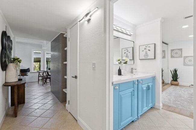 Building Photo - 2 Bedroom, 2 bathroom condo available with spectacular views of Richardson Bay!