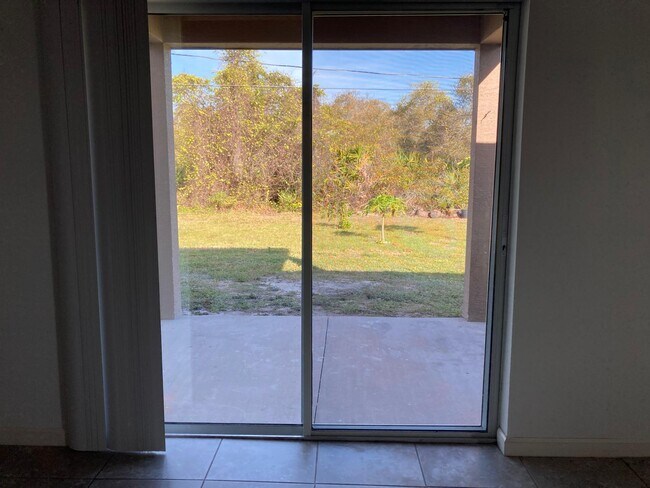 Building Photo - 863 Carlyle Ave