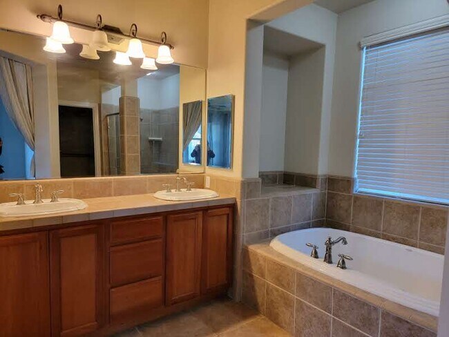 Building Photo - 469 Hawk Dr