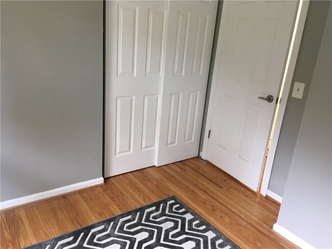 Building Photo - 4 Peachtree Ln