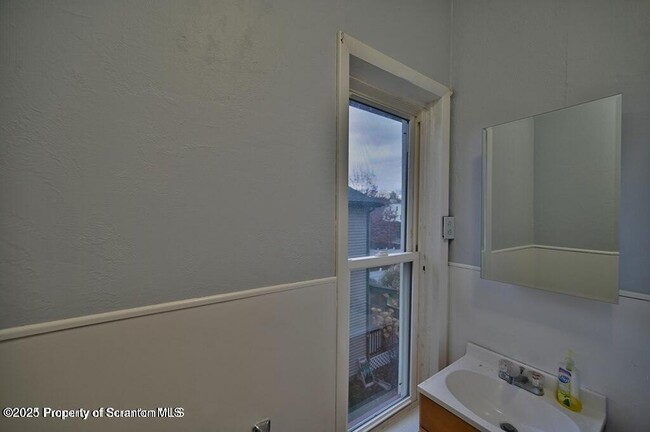 Building Photo - 1416 Capouse Ave