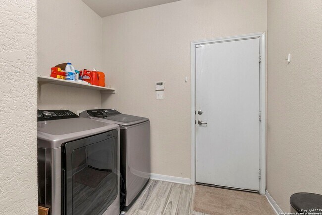Building Photo - Charming Home Awaits: Spacious & Modern Li...