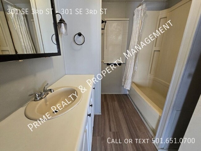 Building Photo - 301 SE 3rd St