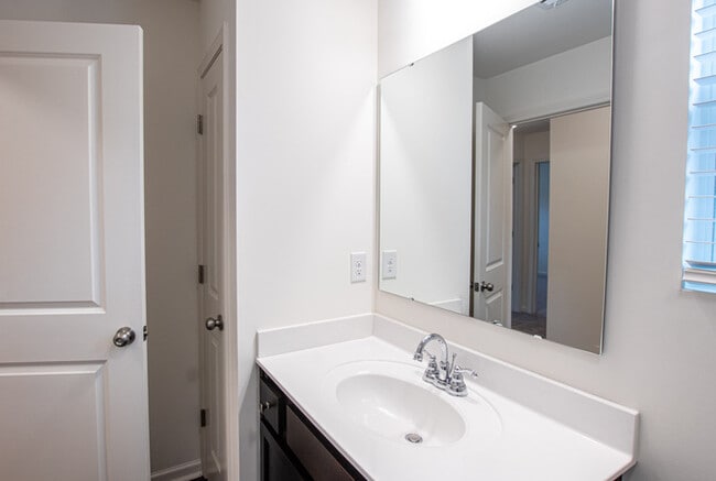Building Photo - BEAUTIFUL 3 Bedroom in Midland Available A...