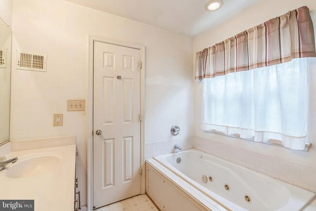 Building Photo - Charming townhouse on Metro bus line, shor...