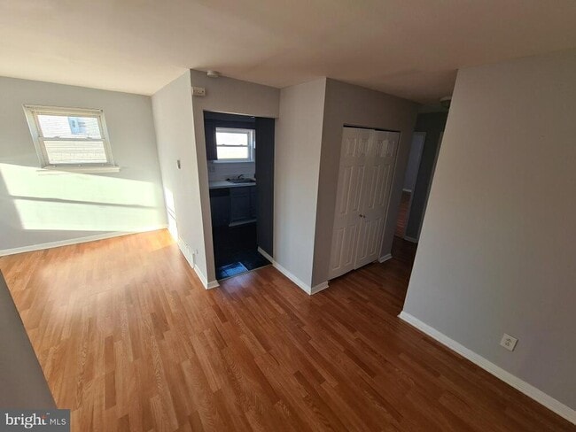 Building Photo - 9411 Lansford St