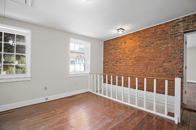 Building Photo - 710 Caroline St