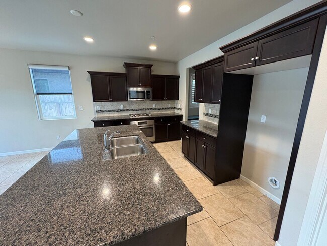 Building Photo - Lovely Clovis home Available Now!