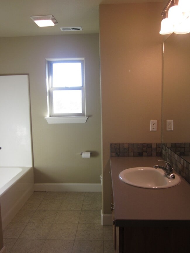 Building Photo - Redmond - Beautiful 2 Story 4 Bedroom Home...