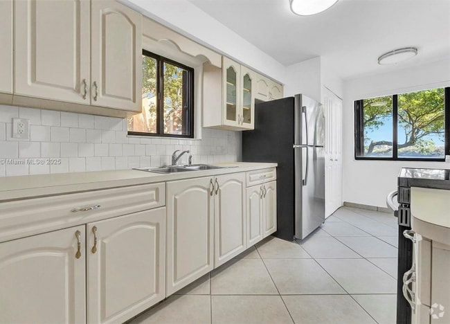 Building Photo - 15509 N Miami Lakeway